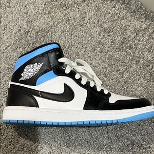 Jordan 1 Mid University Blue (Womans)